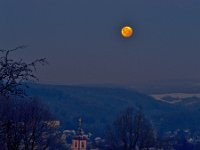 Mondfinsternis Januar 2019 Kurz vor Untergang des noch im Halbschatten befindlichen Mondes im Morgengrauen über der Nikolaikirche.