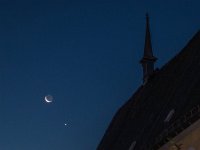 Stift Keppel im Morgengrauen  Die schmale Sichel des abnehmenden Mondes samt "aschgrauem Mondlicht", zusammen mit der Venus.