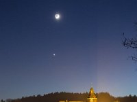 Mond besucht Venus  Beide Himmelskörper stehen über der Evangelischen Kirche Freudenberg. Im Vordergrund die berühmten Fachwerkhäuser.