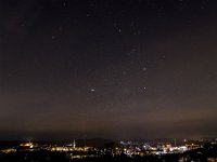 Winterhimmel über Siegens Innenstadt  Im Bild sind oberes Schloss, Nikolaikirche, unteres Schloss und City-Galerie. Das markante Sternbild rechts oberhalb der Mitte ist der Himmelsjäger Orion. Links unterhalb der Mitte der hellste Stern Sirius.