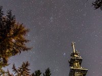 Kindelsbergturm im Herbst  Am Himmel sind - mittig von oben nach unten - die Sternhaufen bzw. -assoziationen h+chi Per, Per OB3, Plejaden und Hyaden zu sehen.