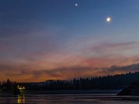 Venus und Mond über der teils zugefrorenen Breitenbachtalsperre