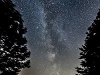 Milchstraße über der Obernautalsperre  Südwestlich der Obernautalsperre liegen Netphen und Siegen, deren Streulicht den Himmel am Horizont merklich aufhellen.